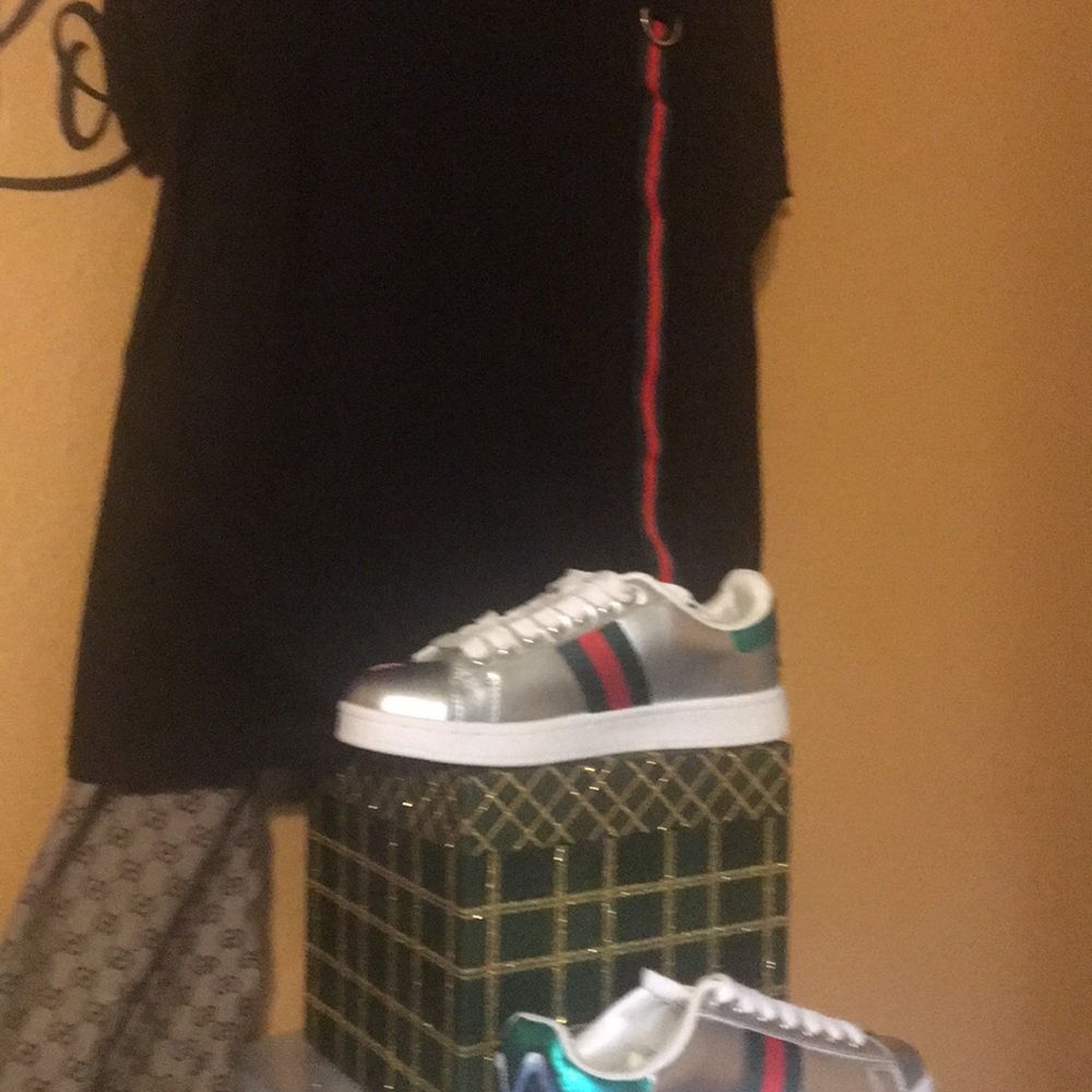 Tennis shoes